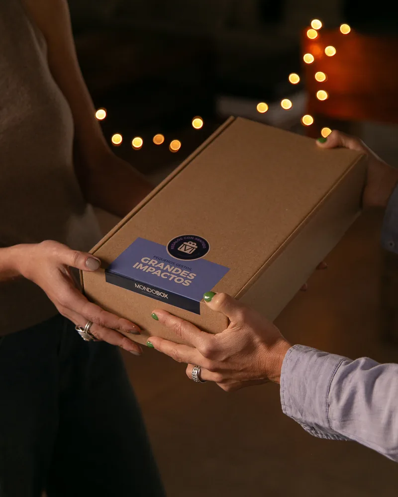 Entrega de una caja de regalo de fin de año de MondoBox con el sticker Grandes impactos