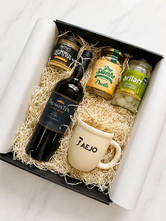 Box con vino, conservas y taza personalizada para Aejo