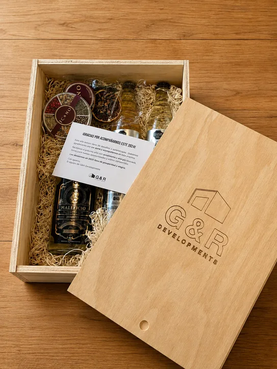 Caja de madera grabada para G&R Developments