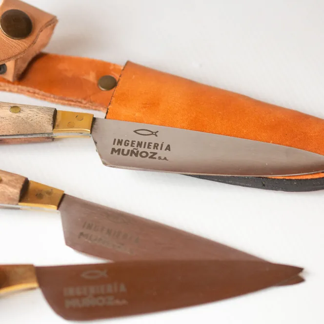 Cuchillos con funda de cuero grabados para Ingeniería Muñoz