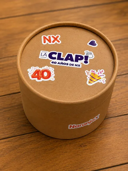 Regalo con packaging personalizado por los 40 años de Naranja X